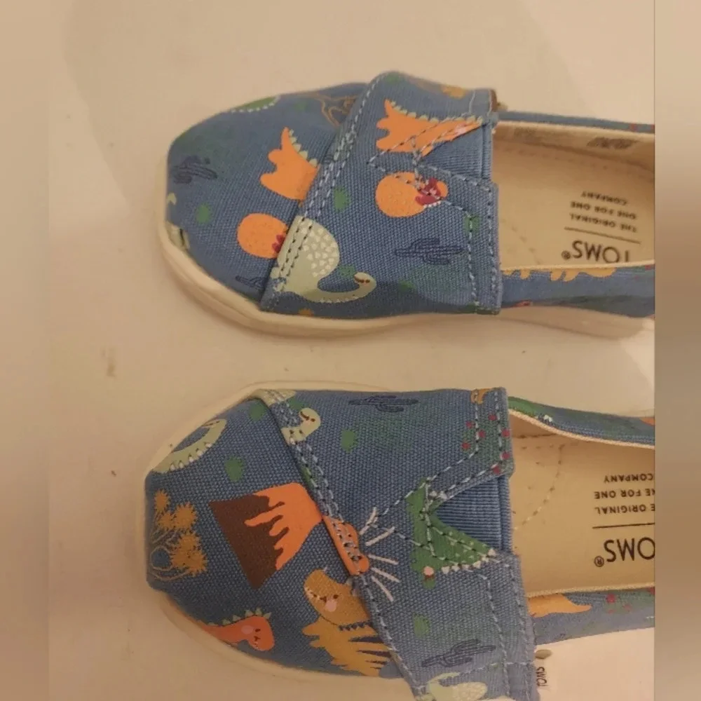 TOMS Dinoland Baby/Toddler Glow-In-The-Dark Alpargata Shoes in Size T6 Toddler